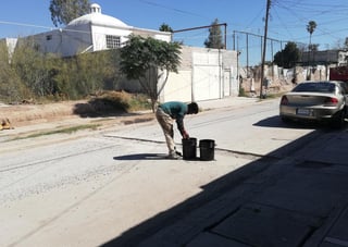 Tardanza en el término de obras de agua potable en la calle Abasolo de la Ciudad Jardín causa enfado a ciudadanos. (EL SIGLO DE TORREÓN)