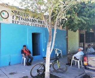 Juan Hernández Ruiz, secretario general del Sindicato Nacional de Jubilados y Pensionados del Estado, relató que se hizo la petición a la institución bancaria y ahora la harán al área de pensiones de Durango. (EL SIGLO DE TORREÓN)