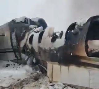 El avión se estrelló a primera hora de la tarde en un área controlada por talibanes. (ESPECIAL) 