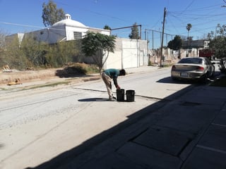 Molesta a ciudadanos tardanza en el termino de obras de agua potable en calle Abasolo. (EL SIGLO DE TORREÓN/VIRGINIA HERNÁNDEZ)