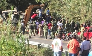 El accidente ocurrió al bajar una curva, en el tramo 158 de la Carretera 175, entre Ixtlán y Guelatao de Juárez. (AGENCIAS)