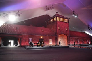 Los sobrevivientes del campo de concentración Auschwitz-Birkenau conmemoraron el aniversario 75 de su liberación, y ayer lunes regresaron al lugar donde perdieron a familias enteras y advirtieron sobre el crecimiento amenazante del odio en el mundo. (EFE) 