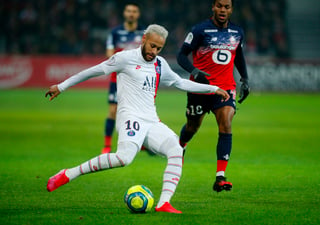 Neymar anotó los dos tantos del PSG en la victoria del domingo 2-0 sobre Lille. (AP)