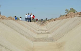 Se trabaja en modernizar el traslado de agua a parcelas en sistema de riego dentro del distrito 0 53. (EL SIGLO DE TORREÓN) 