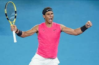 Rafael Nadal celebra tras derrotar 6-3, 3-6, 7-6, 7-6 a Nick Kyrgios en el Abierto de Australia. (EFE)