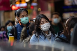 Las autoridades de salud de Estados Unidos están ampliando las revisiones a los viajeros internacionales en busca de señales de un nuevo virus originado en China. (ARCHIVO) 