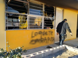 Personas desconocidas ingresaron a una escuela primaria de Tlahualilo, Durango, incendiaron un salón de clases y realizaron pintas amenazantes en una de las bardas. (EL SIGLO DE TORREÓN)