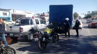 Conductor de camión choca contra automóvil y camioneta en el bulevar Independencia, en Torreón. (EL SIGLO DE TORREÓN)