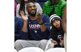 Kobe Bryant y su hija 'Gigi' en un juego de la Universidad de Connecticut en marzo del año pasado. (ARCHIVO)