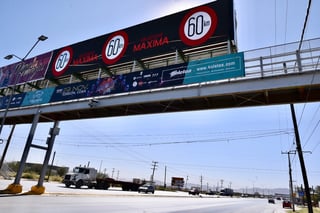 Se colocó una pantalla publicitaria en el puente peatonal de la carretera Torreón-San Pedro, a la altura de la colonia Villa Florida. (EL SIGLO DE TORREÓN)
