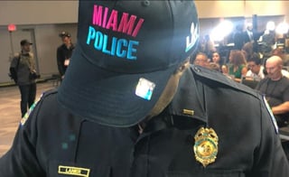 Los oficiales de policía de Miami dejaron por un momento sus uniformes azules para vestirse con los colores del Super Bowl LIV. (CORTESÍA)