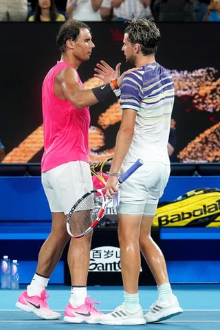 Rafael Nadal (i) felicita a Dominic Thiem tras caer en un emocionante juego con el austriaco. (EFE)