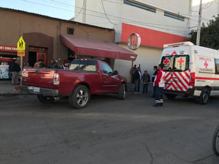 El hombre fue atendido por paramédicos de la Cruz Roja y trasladado a un hospital de la ciudad para su atención. (EL SIGLO DE TORREÓN)