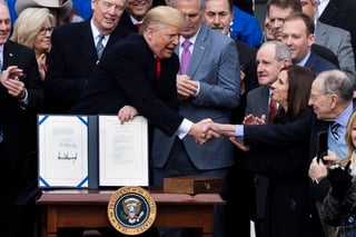 En la firma de la ratificación del T-MEC, Donald Trump le da la mano al republicano Chuck Grassley, en una ceremonia donde estuvo bromeando a pesar de que enfrenta un juicio político en su contra. (EFE) 