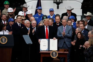 El presidente Donald Trump estampó la firma en una ocasión 'muy histórica', que deja el acuerdo a un solo paso de que pueda ser implementado. (AP)