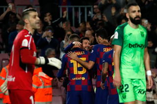 El argentino Lionel Messi (c) festeja con sus compañeros luego de anotar uno de sus dos goles en el duelo donde los blaugranas se impusieron categóricamente ante los 'pepineros' en el Camp Nou. (AP)