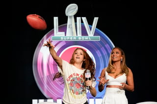 Atienden a medios. Jennifer López y Shakira, quienes encabezarán el espectáculo del medio tiempo del Super Bowl este domingo, durante una conferencia de prensa en Miami. (ESPECIAL) 