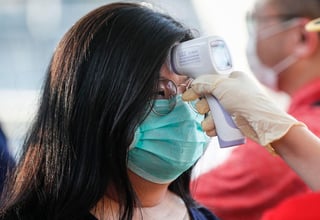 Según cifras oficiales de Pekín, al menos 213 personas han muerto en China por el nuevo coronavirus, causante de la neumonía de Wuhan, mientras hay 9,692 contagiados. (ARCHIVO)