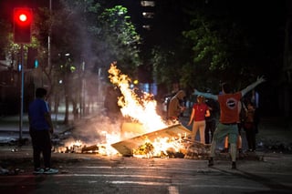 Se extendieron este jueves por el centro de la capital y otros municipios de la periferia, donde se produjeron disturbios entre civiles y Carabineros. (ARCHIVO)