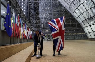 Las banderas británicas comenzaron ha ser retiradas de los edificios de la Unión Europea (UE) en esta capital, antes de que el 'brexit' se concrete en unas horas. (ARCHIVO) 