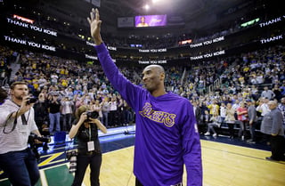 En el juego entre los Lakers y los Trail Blazers los aficionados recibirán una camiseta en memoria de Kobe Bryant. (ARCHIVO)
