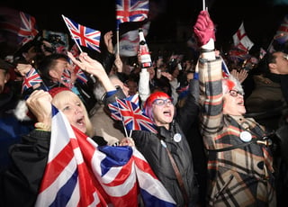 Miles de personas estallaron de júbilo en la Plaza del Parlamento, donde el grupo euroscéptico Leave Means Leave, respaldado por el ya exeurodiputado Nigel Farage, organizó la fiesta más grande de la jornada. (EFE)