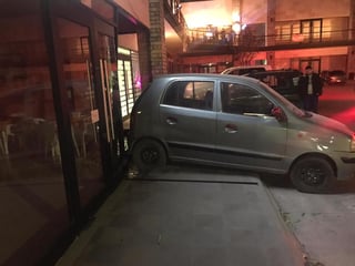 El vehículo Dodge Atos se impactó contra el cristal de la fachada de un negocio de venta de alimentos.