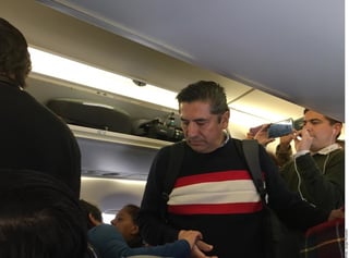 Un hombre decidió abandonar un vuelo comercial junto con su familia al percatarse de que López Obrador viajaba en el mismo.