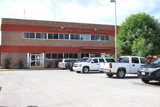 Acusan a director de Penal de Torreón por actos de extorsión en contra de internos. La denuncia fue interpuesta en Saltillo.