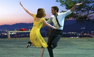 La aclamada cinta protagonizada por Emma Stone y Ryan Gosling, La La Land, hizo cantar, bailar y hasta llorar a quienes la vieron en su estreno en 2016, y ahora, a cuatro años de su lanzamiento, por fin llega a la pantalla chica de la mano de Netflix este sábado 1 de febrero. (ESPECIAL) 