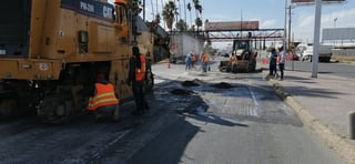 Alrededor de dos semanas permanecerán los trabajos para reparar los desperfectos en el pavimento del Periférico de Gómez Palacio. (EL SIGLO DE TORREÓN)
