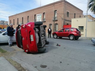 Conductoras protagonizan choque volcadura en el Centro de Torreón; las autoridades no reportaron lesionados.