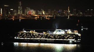 Las autoridades japonesas ordenaron que el crucero Diamond Princess permaneciera anclado en el puerto de Yokohama. (ESPECIAL)