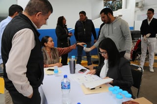 El Sistema Municipal de Aguas y Saneamiento (Simas) Torreón, realizó hoy martes una prueba sorpresa de dopaje a sus trabajadores en todas las áreas administrativas y operativas. (ROBERTO ITURRIAGA)