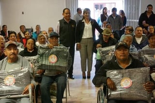 Entregan ante autoridades del DIF estatal tres sillas, dos bastones y dos andadores a personas de la tercera edad en Matamoros.  (EL SIGLO DE TORREÓN / Diana González)