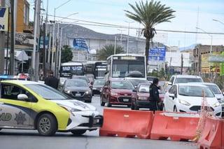 Trabajos correspondientes al Simas Torreón y Metrobús Laguna desquiciaron durante el martes el tráfico vehicular en el Centro. (FERNANDO COMPEÁN)