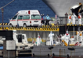 El gobierno japonés pidió a todos los pasajeros y la tripulación, que provienen de 56 países y regiones, que permanezcan en el barco durante 14 días a partir del miércoles. (EFE)