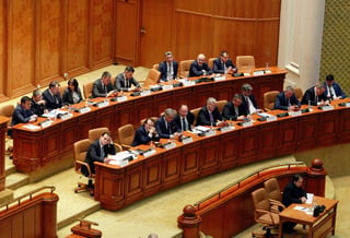 La caída del Gobierno rumano de centro-derecha, al prosperar una moción de censura de la oposición para evitar una polémica reforma electoral, aboca al país a una etapa de inestabilidad. (EFE() 