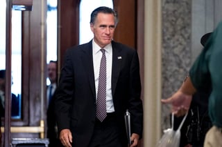 El senador republicano, Mitt Romney, anunció esta tarde que votará a favor de declarar culpable de Donald Trump por el cargo de abuso de poder. (ARCHIVO) 