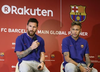 Neymar (d) y Lionel Messi (i) fueron compañeros varios años en el Barcelona, ganando varios campeonatos de diferentes torneos. (ARCHIVO)