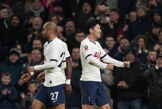 Son Heung-Min (d) celebra tras marcar de penal el tanto con el que Tottenham se impuso 3-2 al Southampton. (EFE)