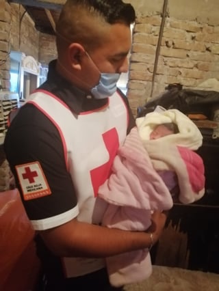 Una joven de 23 años dio a luz en el cuarto de su casa. Los paramédicos de la Cruz Roja llegaron justo a tiempo para auxiliarla. (EL SIGLO DE TORREÓN)