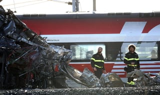 La locomotora quedó completamente separada y se estrelló contra un edificio a pie de vía, matando a dos trabajadores del tren y dejando 27 heridos más, según las autoridades. (EFE)
