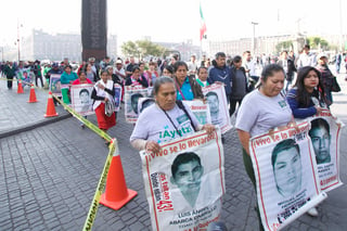 Familiares de los 43 estudiantes desaparecidos de la Normal Rural de Ayotzinapa en 2014 se reúnen en Palacio Nacional con el presidente Andrés Manuel López Obrador e integrantes de su gabinete para analizar los avances que se tienen del caso. (ARCHIVO)