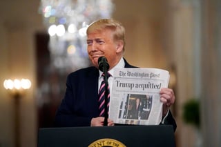 Trump reiteró que el proceso de 'impeachment' no debería ocurrirle a ningún presidente de Estados Unidos, para luego mostrar la portada de The Washington Post con su absolución como titular. (AP)