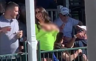 La mujer se robó la atención de los espectadores al realizar el topless desde las gradas del lugar (INTERNET) 