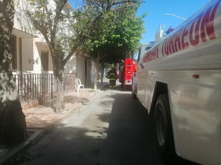 Vecinos y bomberos rescataron a un joven que se quedó atrapado en su vivienda que se incendiaba en Torreón. (EL SIGLO DE TORREÓN)