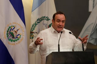 El presidente de Guatemala, Alejandro Giammattei Falla, instó al Senado de México a estrechar las relaciones comerciales entre ambos países, con el fin de que se generen empleos y disminuya la migración. (ARCHIVO) 