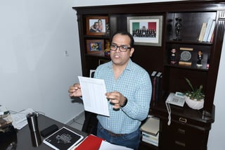 El síndico municipal del municipio de Gómez Palacio, Omar Castañeda González, insiste en que se quiere desviar la atención. (EL SIGLO DE TORREÓN/FERNANDO COMPEÁN)