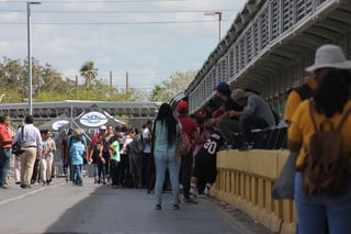 Mediante el programa Educación Sin Fronteras, el Instituto Nacional de Educación para Adultos (INEA) y el Alto Comisionado de las Naciones Unidas para los Refugiados (ACNUR) entregaron más de 100 certificados de educación básica a refugiados en México. (ARCHIVO)